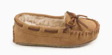 Profiter de chaque sortie avec des chaussures Minnetonka confortables et stylées pour un look décontracté et authentique